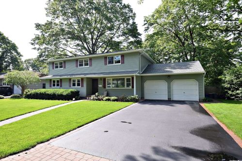 418 Walker St, Babylon, NY 11704-3017
