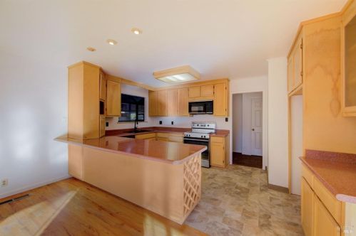 2415 Tamarisk Dr, Santa Rosa CA  95405-8435 exterior