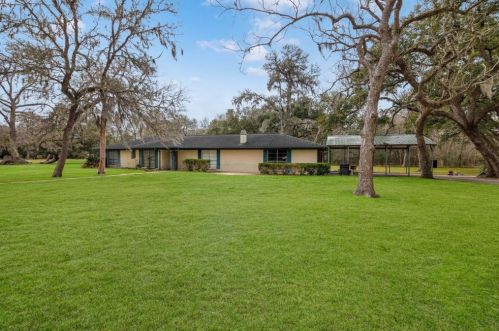8444 Plantation Dr, West Columbia, TX 77486-7140