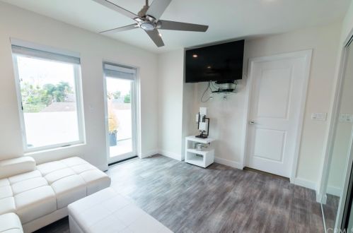 6160 Pacific Coast Hwy, Redondo Beach CA  90277-5907 exterior