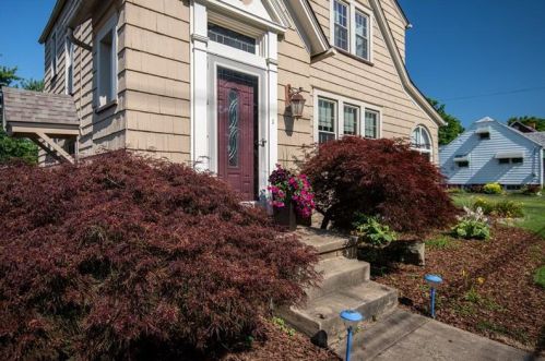 609 Buhl Farm Dr, Hermitage, PA 16148-2567