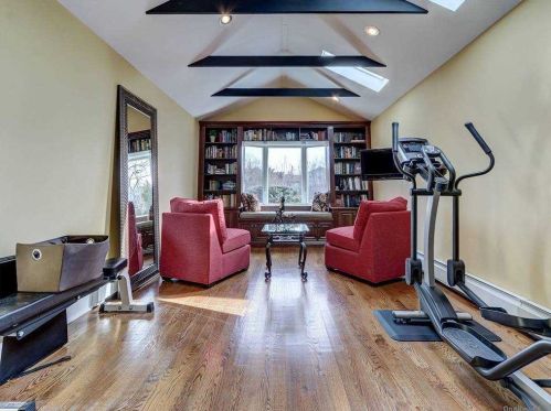 2563 Ocean Ave, North Bellmore NY  11710-3830 exterior