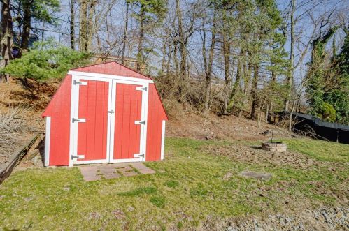 212 Paul Dr, New Kensington PA  15068-2907 exterior