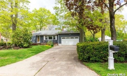19 David St, Holbrook, NY 11741-1004