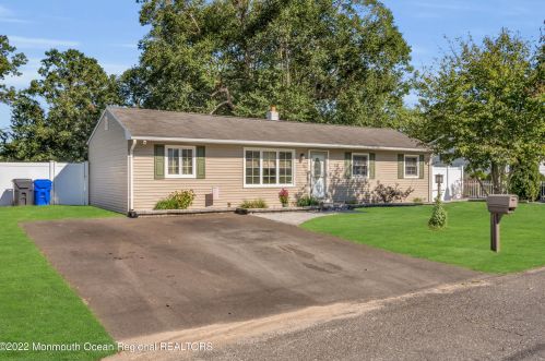 19 Lark Ln, Bricktown, NJ 08724-7017