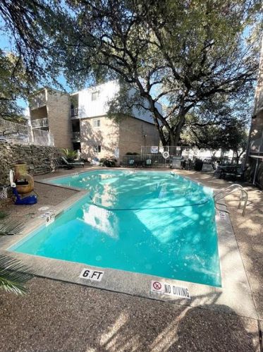 620 1st St, Austin TX  78704-1323 exterior