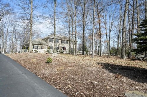 19 Coleman Dr, Camp Bell Hall, NY 10916-2642