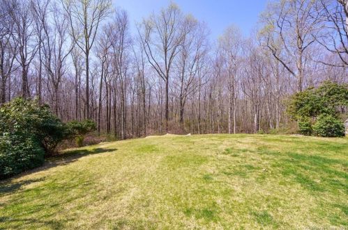 5 Bramble Bush Dr, Niantic CT  06357-1802 exterior