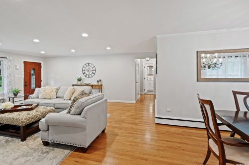 96 Vanderbilt Blvd, Oakdale NY  11769-2033 exterior