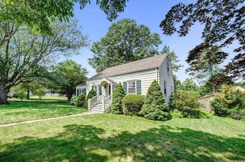 41 Vineyard Rd, North Haven, CT 06473-3046