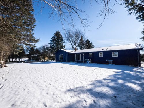 4400 Donges Ln, Milwaukee, WI 53223-1442