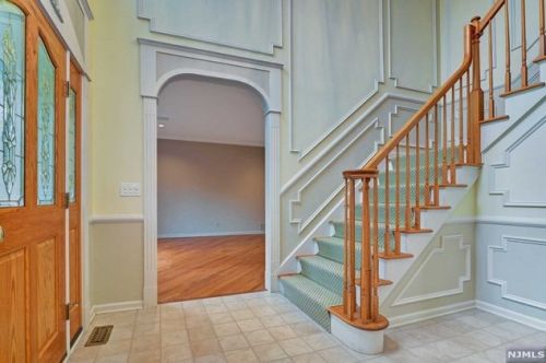 60 Village Dr, Mahwah NJ  07430-2578 exterior