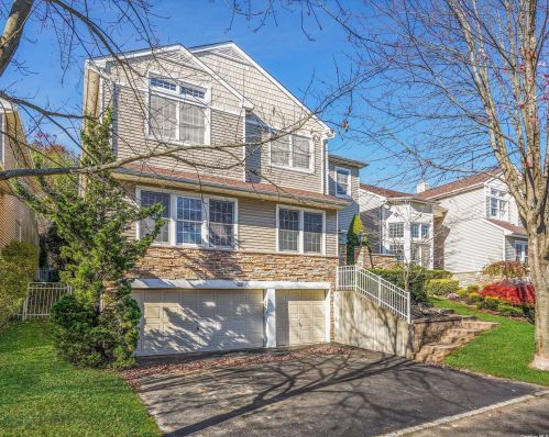 102 Sagamore Dr, Hicksville, NY 11803-1524