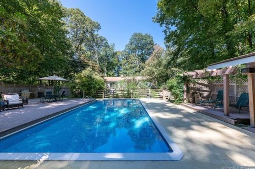 24 Twin Hills Rd, Stamford CT  06903-4614 exterior