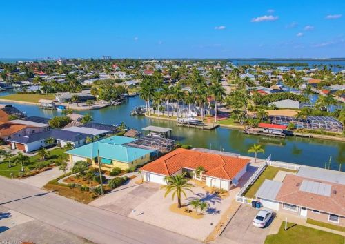 31 Fairview Blvd, Fort Myers Beach, FL 33931-4566