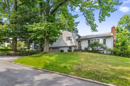 34 Kenneth Rd, Hartsdale, NY 10530-2920