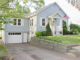 16 Moxley St, Ravena, NY 12143-1221