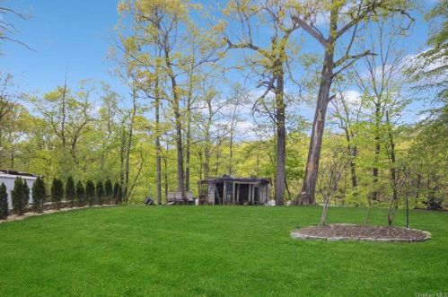 215 Croton Dam Rd, Crotonville NY  10562-2106 exterior