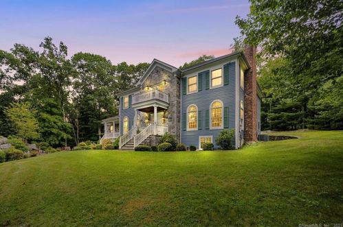 379 Briar Brae Rd, Stamford, CT 06903-1724