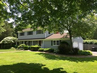 8 Greenbrier Dr, Barrington, RI 02806-3818