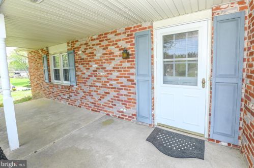 8 Drexel Dr, Southampton, PA 18954-1910
