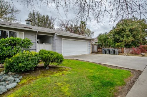 4 Casa Linda Dr, Woodland CA  95695-4612 exterior