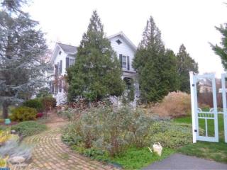 9 Maple St, Hopewell Township, NJ 08525-2006