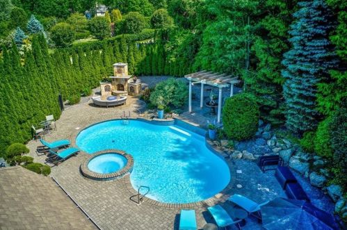 1 Morning Star Ct, Lincoln RI  02865-4586 exterior