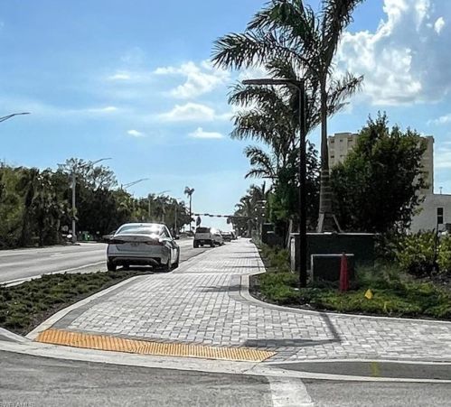 260 Southbay Dr, Naples FL  34108-2342 exterior