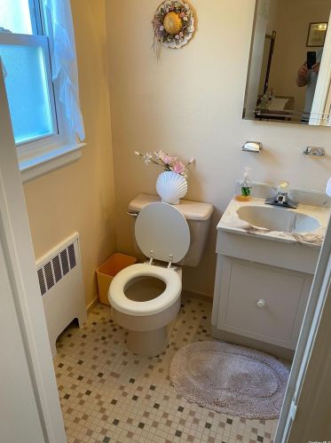 911 Maplecrest Dr, North Bellmore NY  11710-1044 exterior