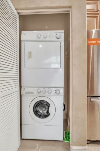 1612 Pacific Coast Hwy, Huntington Beach CA  92648-4434 exterior