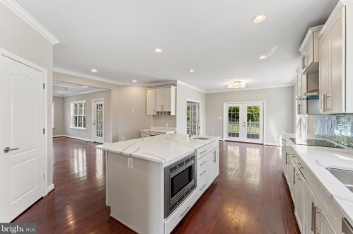 5724 Magnolia Ln, Falls Church, VA 22041-1647