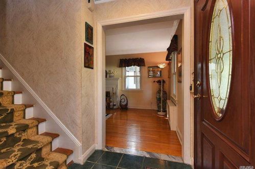 22 Cary Rd, Great Neck, NY 11021-1518