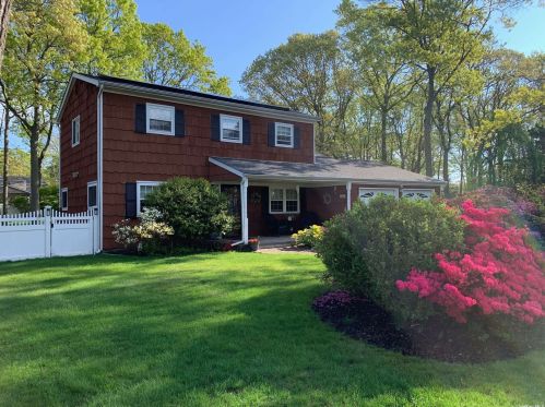 9 Concord Dr, Holtsville, NY 11742-1008