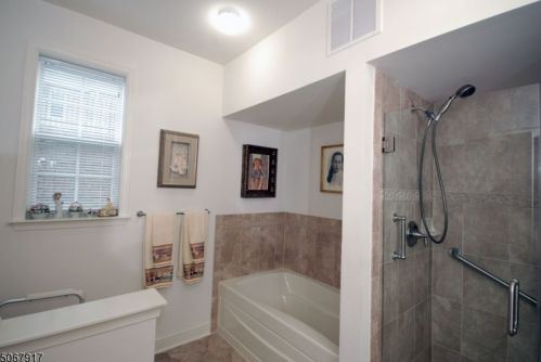 4 Pebble Rd, West Paterson NJ  07424-4281 exterior