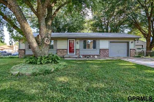 301 Laurie Cir, Neola, IA 51559-3043