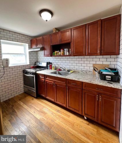 6810 Guyer Ave, Philadelphia PA 19142-2518 exterior