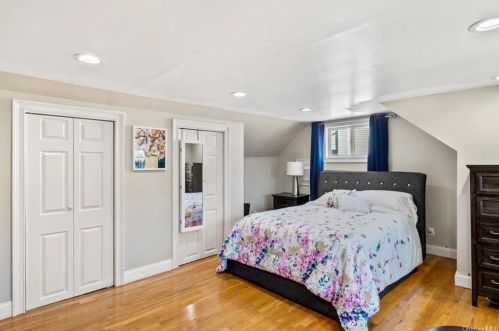 577 Centre Ave, North Lindenhurst NY  11757-3114 exterior