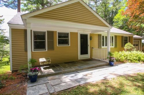 11 Woodland Cir, Lakeville, CT 06039-2215
