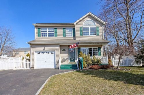 597 Outlook Ave, Babylon, NY 11704-4336