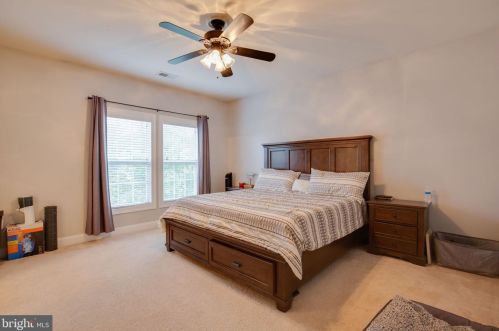 15935 Greymill Manor Dr, Haymarket VA  20169-4927 exterior