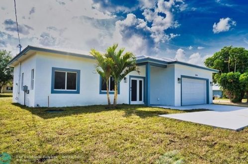2261 Manor Ave, Fort Pierce, FL 34952-6837