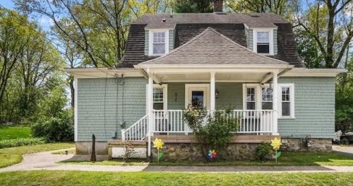 814 Greenville Ave, Providence, RI 02919-1305