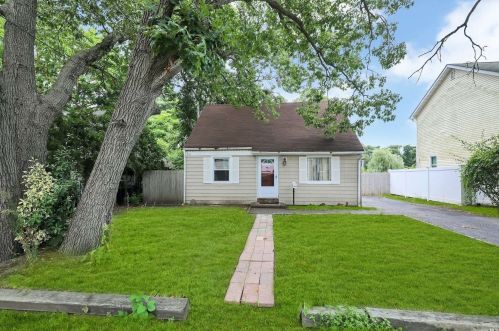 71 Wilson Blvd, Islip Manor, NY 11751-2825