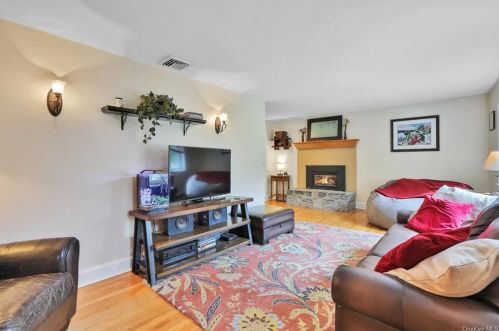 14 Dolfinger Pl, Fishkill NY  12524-2816 exterior