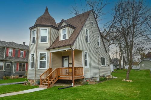 604 Division St, Mukwonago, WI 53149-1207