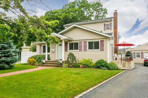 3986 Marilyn Dr, Seaford, NY 11783-1816