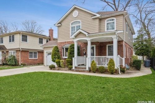 11 Willow Rd, New Hyde Park, NY 11040-3325