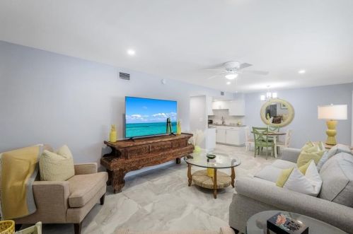 1605 Chesapeake Ave, Naples, FL 34102-0501