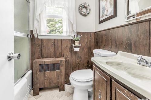 8 Carrington Dr, Elwood NY  11731-3005 exterior
